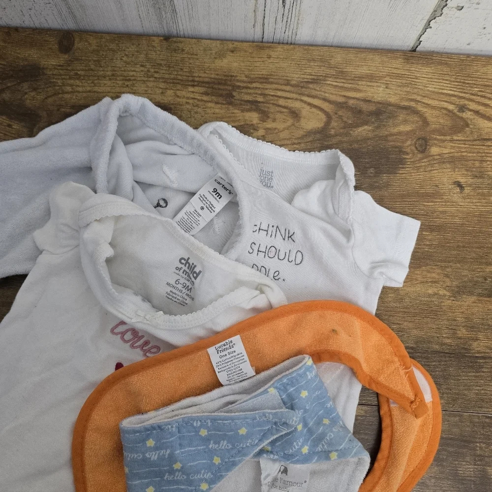 Baby Clothing Set with Onesies and Bib Gender Nuteral Size 6-9M